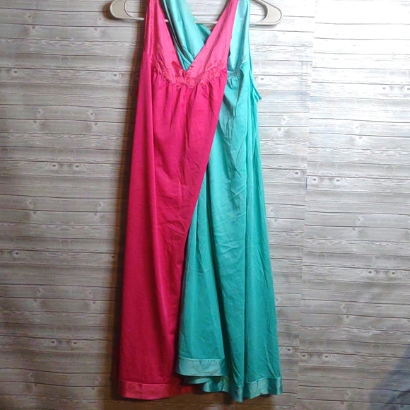 Set of 2 vintage 2000s vanity fair night gowns - Picture 1 of 9